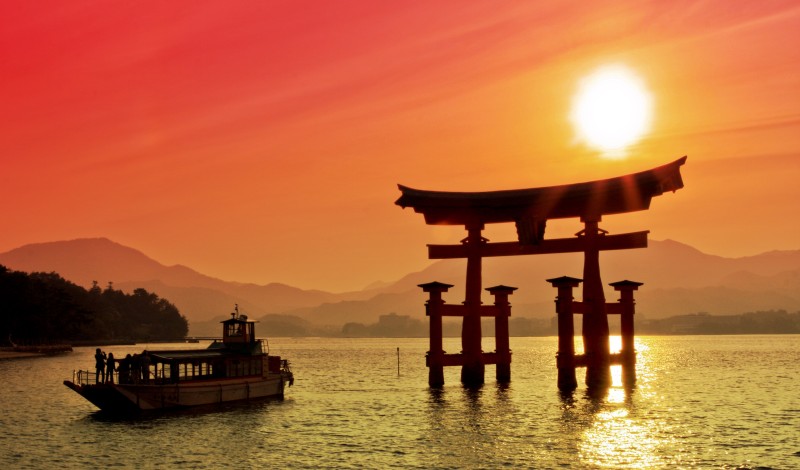 Miyajima – Heiliger Torri Schrein im Sonnenuntergang
