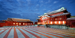 Sie besuchen ds Suri Castle Schloss in Naha auf der Hauptinsel von Okinawa während ihrer Reise
